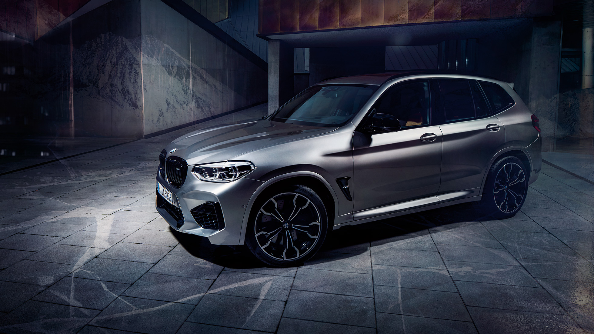 BMW X3 M Competition, zijaanzicht. BMW X3 M Competition in Donington Grau metallic, exterieur, zijaanzicht.