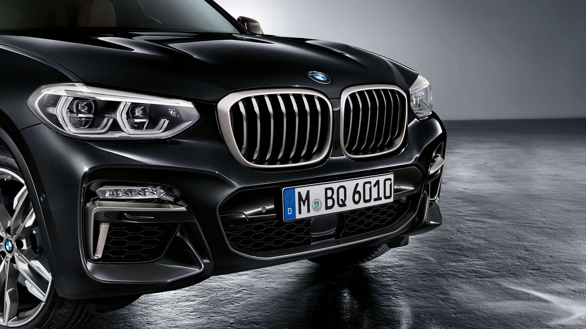 BMW X3 M40i et BMW X3 M40d, avant G01. Extérieur des BMW X3 M40i et BMW X3 M40d en Saphierschwarz metallic, avant avec éléments de design en Cerium Grey G01.