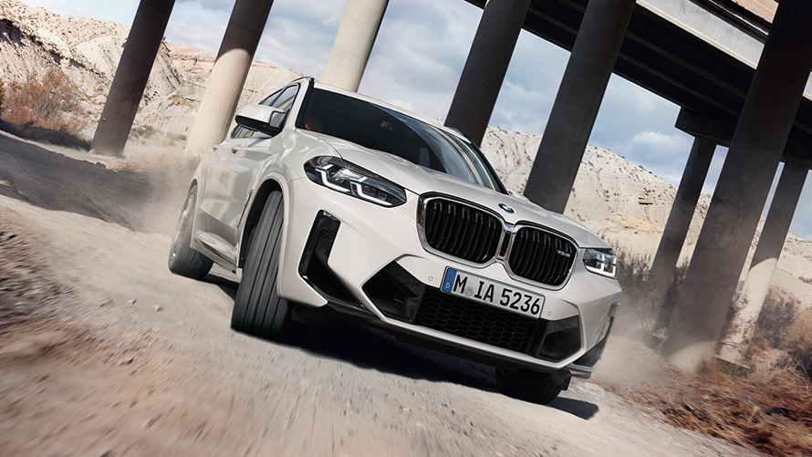 BMW X3 M F97 LCI facelift 2021 Alpinweiß driekwart vooraanzicht rijdend door bocht