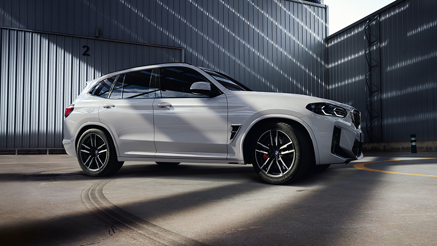 BMW X3 M F97 LCI facelift 2021 Alpinweiß zijaanzicht stilstaand