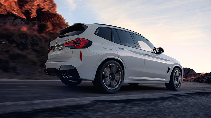 BMW X3 M F97 LCI facelift 2021 Alpinweiß zijdelings achteraanzicht kikvorsperspectief