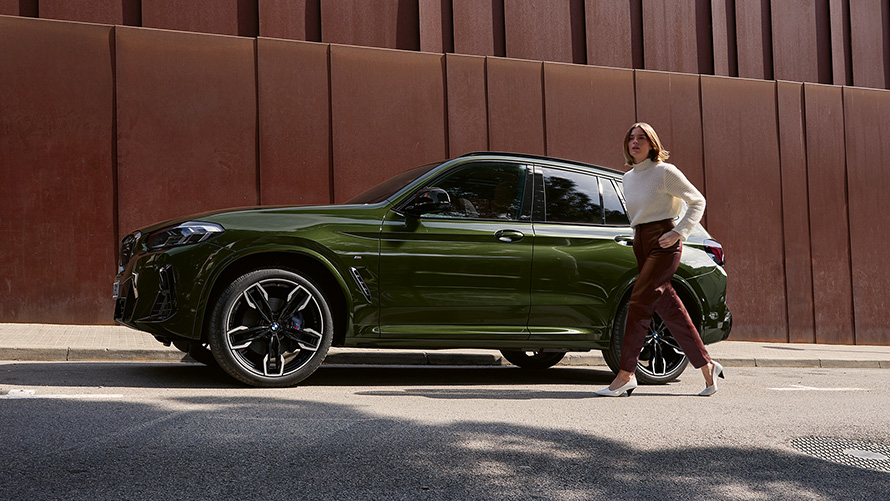 BMW X3 M40i G01 LCI facelift 2021 Malachitgrün metallic zijaanzicht met vrouwelijk model