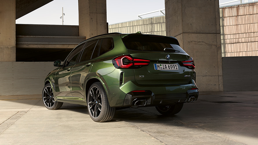 BMW X3 M40i G01 LCI facelift 2021 Malachitgrün metallic driekwart achteraanzicht stilstaand
