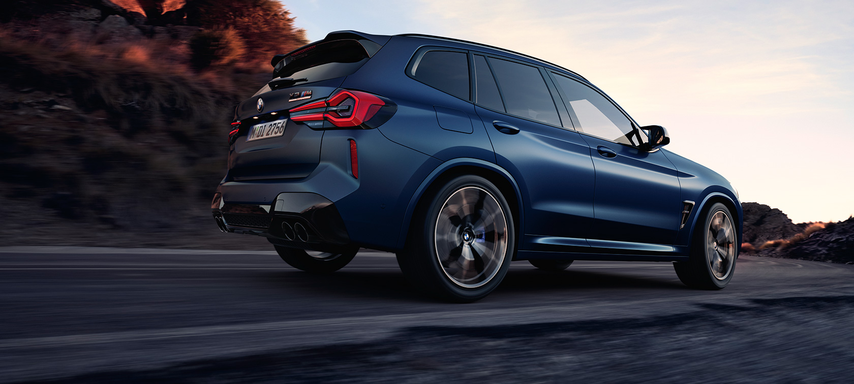 BMW X3 M Competition F97 LCI 2021 driekwart achteraanzicht kikvorsperspectief BMW X3 M Competition F97 LCI facelift 2021 Frozen Marina Bay Blau metallic rijdend driekwart achteraanzicht kikvorsperspectief