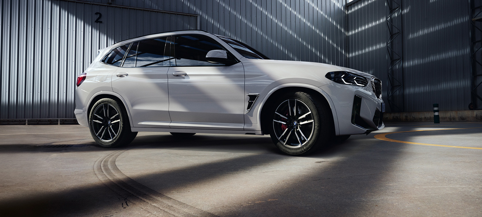 BMW X3 M F97 LCI facelift 2021 driekwart zijaanzicht BMW X3 M F97 LCI facelift 2021 Alpinweiß driekwart zijaanzicht