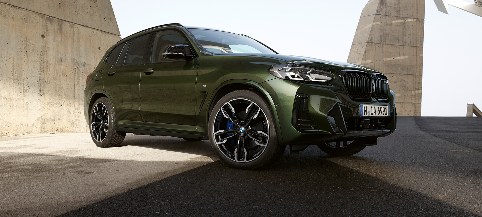 BMW X3 M40i G01 LCI facelift 2021 driekwart vooraanzicht stilstaand BMW X3 M40i G01 LCI facelift 2021 Malachitgrün metallic driekwart vooraanzicht stilstaand