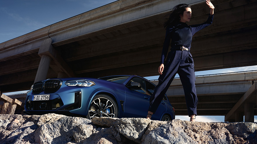 BMW X3 M Competition F97 LCI facelift 2021 driekwart vooraanzicht met model BMW X3 M Competition F97 LCI facelift 2021 BMW Individual Frozen Portimao Blau metallic driekwart vooraanzicht met model