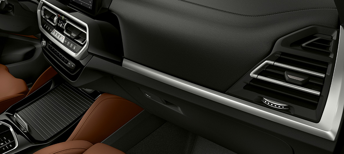 BMW Individual decoratieve lijsten BMW X3 M F97 LCI facelift 2021 BMW Individual decoratieve lijsten in Pianolack Schwarz op instrumentenbord BMW X3 M F97 LCI facelift 2021