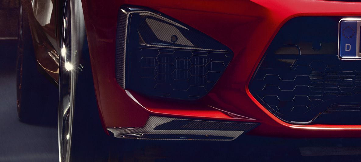 BMW X4 M Competition, appliques sur les prises d’air extérieures et Aeroblades en carbone F98. Extérieur de la BMW X4 M Competition en Toronto Rot metallic, pack extérieur M Carbon, appliques sur les prises d’air extérieures et Aeroblades en carbone F98.