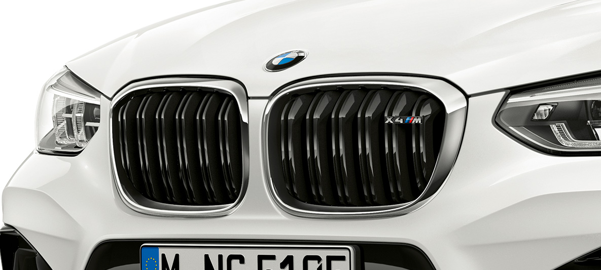 BMW X4 M, naseaux M F98. Extérieur de la BMW X4 M en Alpinweiß, avant, naseaux M avec accents chromés et insigne du modèle F98.
