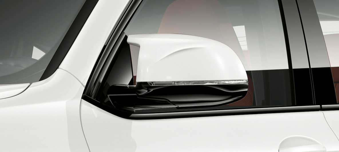 BMW X4 M, coques des rétroviseurs dans la teinte extérieure F98. Extérieur de la BMW X4 M en Alpinweiß, coques de rétroviseur dans la teinte extérieure F98.