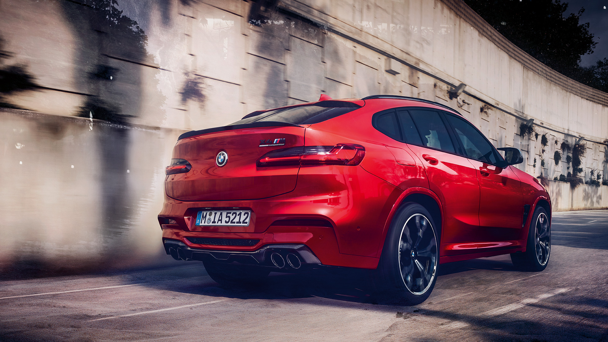 BMW X4 M Competition, spiegelbehuizingen van carbon F98. BMW X4 M Competition in Toronto Rot metallic, exterieur, M Carbon exterieurpakket, spiegelbehuizingen van carbon F98.
