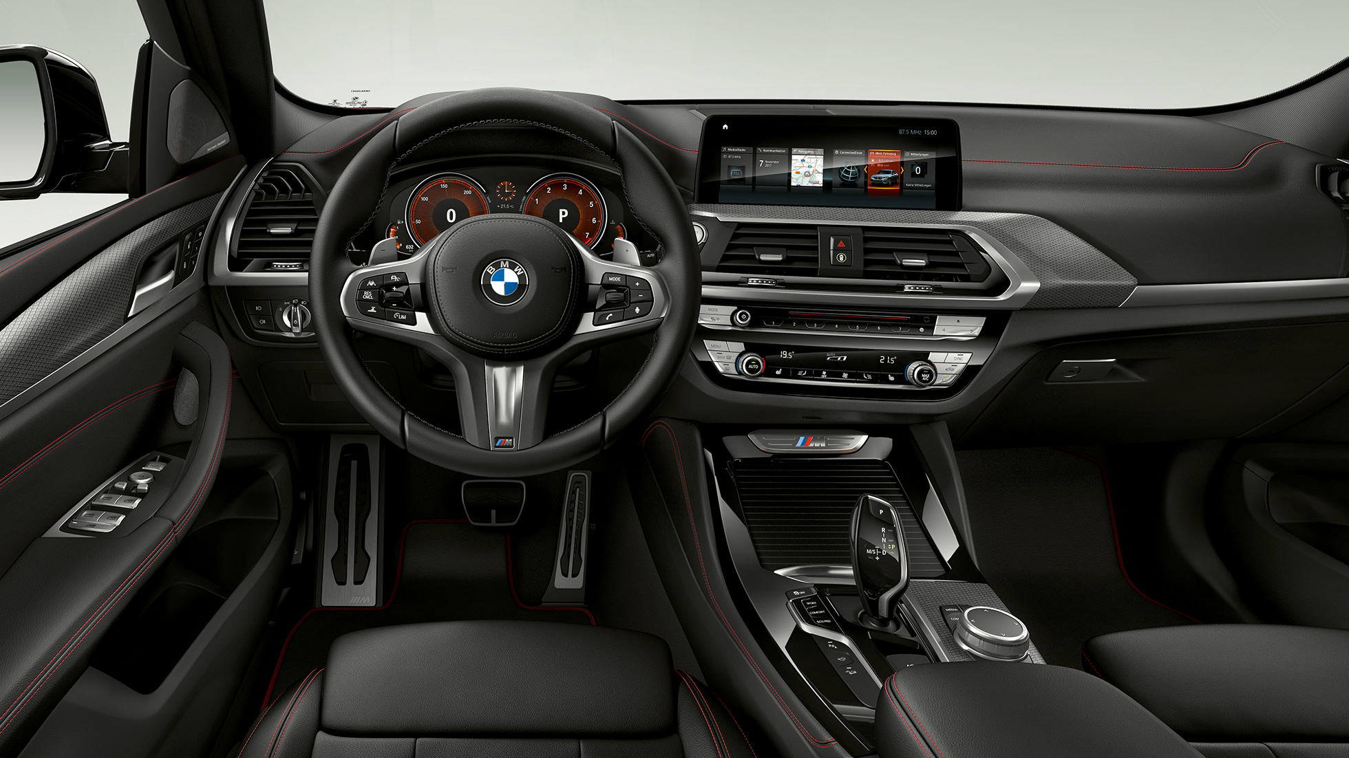 BMW X4 M40i en BMW X4 M40d, cockpit G02. BMW X4 M40i en BMW X4 M40d, interieur, cockpit met lederen M stuur en M sportzetels G02.