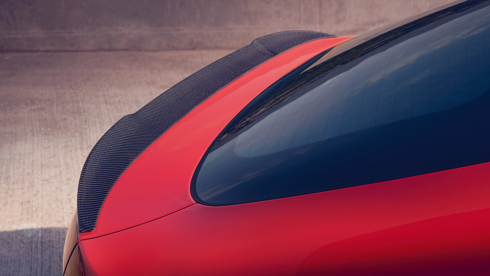 BMW X4 M Competition, M achterspoiler van carbon F98. BMW X4 M Competition in Toronto Rot metallic, exterieur, M Carbon exterieurpakket, detailaanzicht van de achterkant met M achterspoiler van carbon F98.