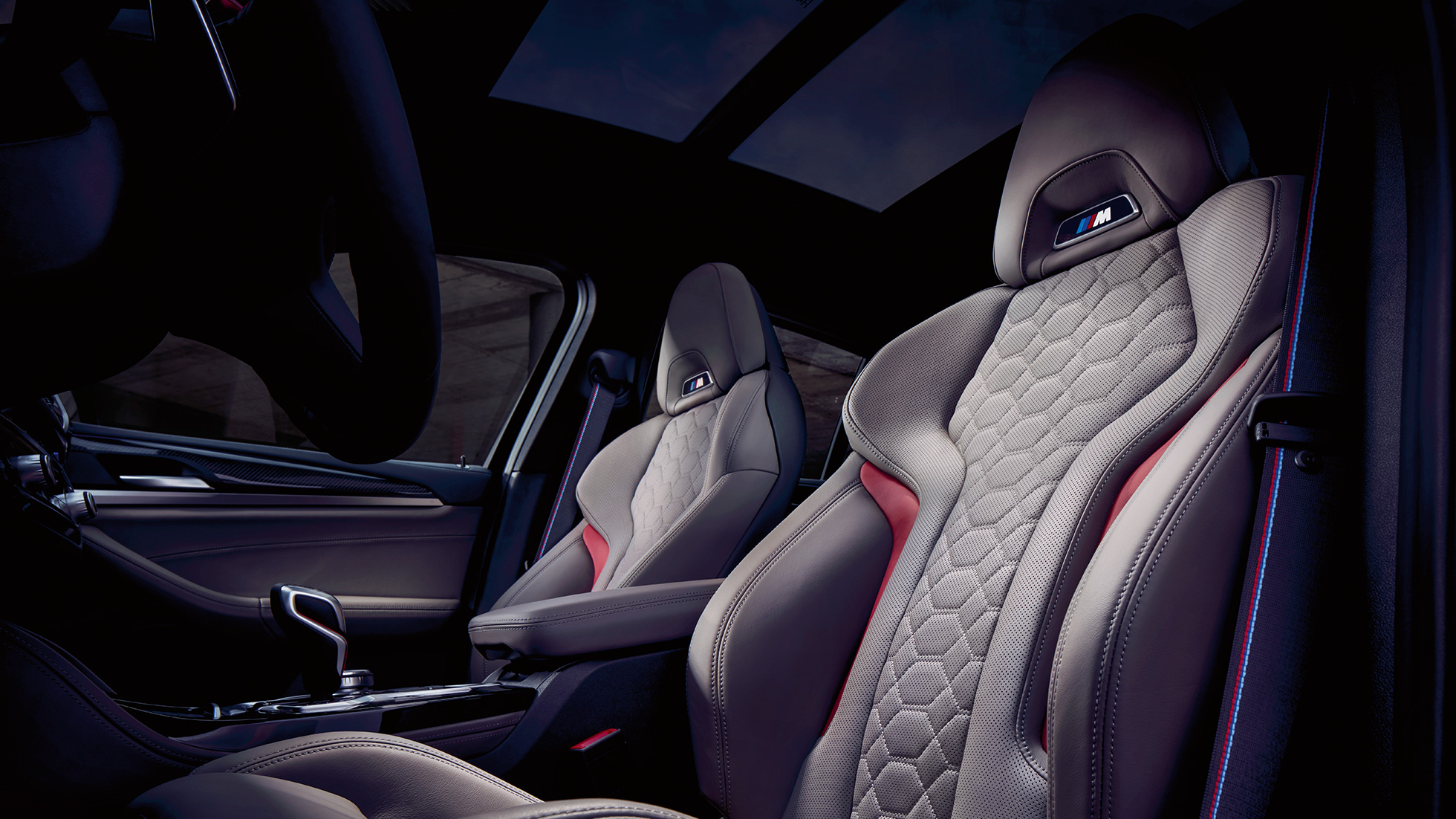 BMW X4 M Competition, M sportzetels. BMW X4 M Competition, interieur, M sportzetels in leder Merino Adelaide Grau.