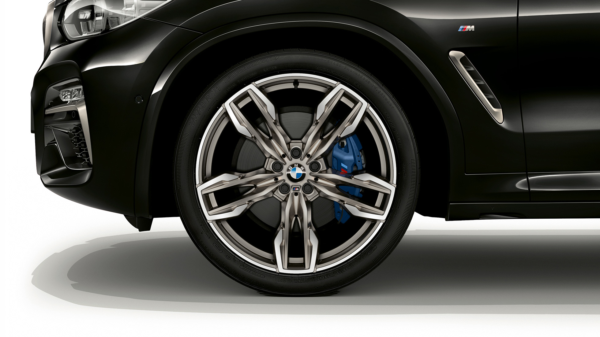 BMW X4 M40i en BMW X4 M40d, BMW M 21" lichtmetalen velgen G02. BMW X4 M40i en BMW X4 M40d in Saphirschwarz metallic, exterieur, zijaanzicht met BMW M 21" lichtmetalen velgen, dubbelspaak G02.