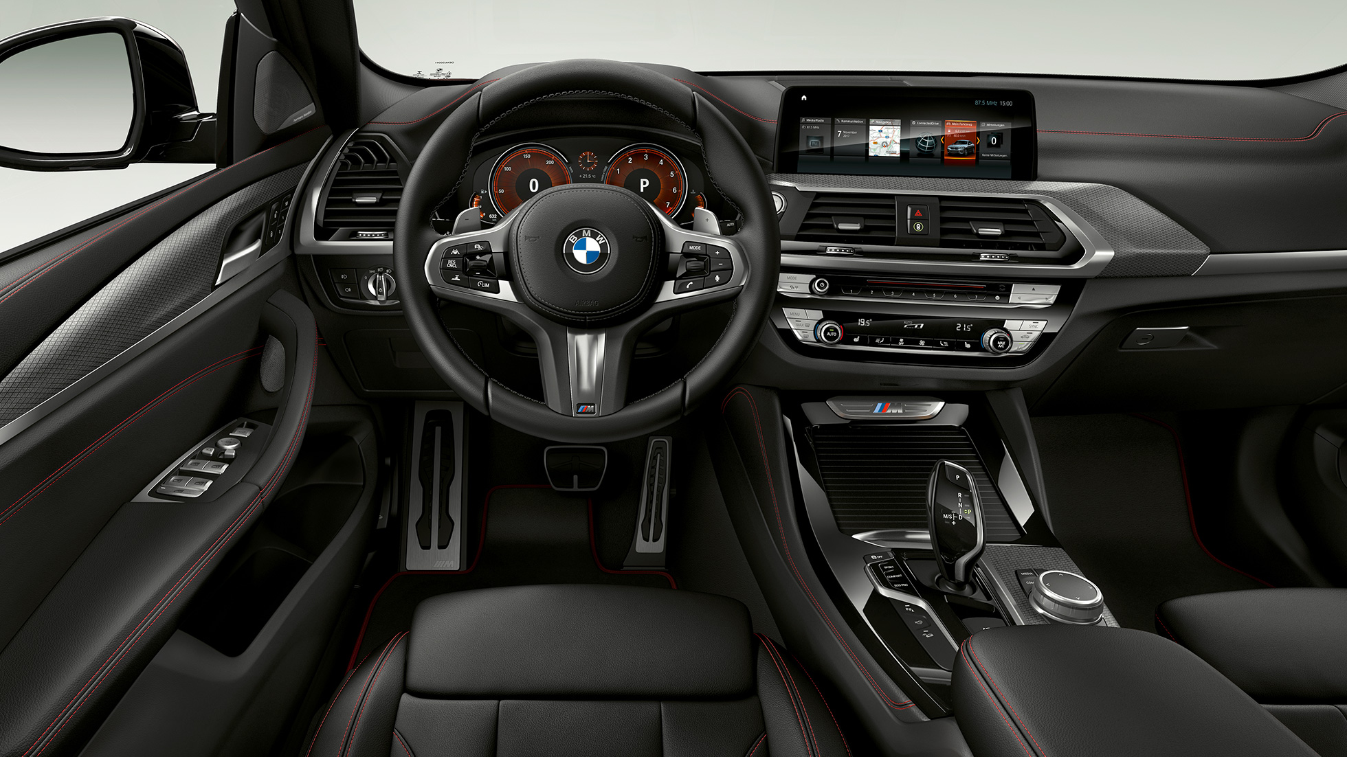 BMW X4 M40i en BMW X4 M40d, cockpit G02. BMW X4 M40i en BMW X4 M40d, interieur, cockpit met sportzetels en lederen M stuur G02.