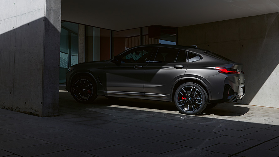 BMW X4 M40i G02 LCI 2021 Facelift vue de profil à moitié à l'ombre devant une entrée de maison