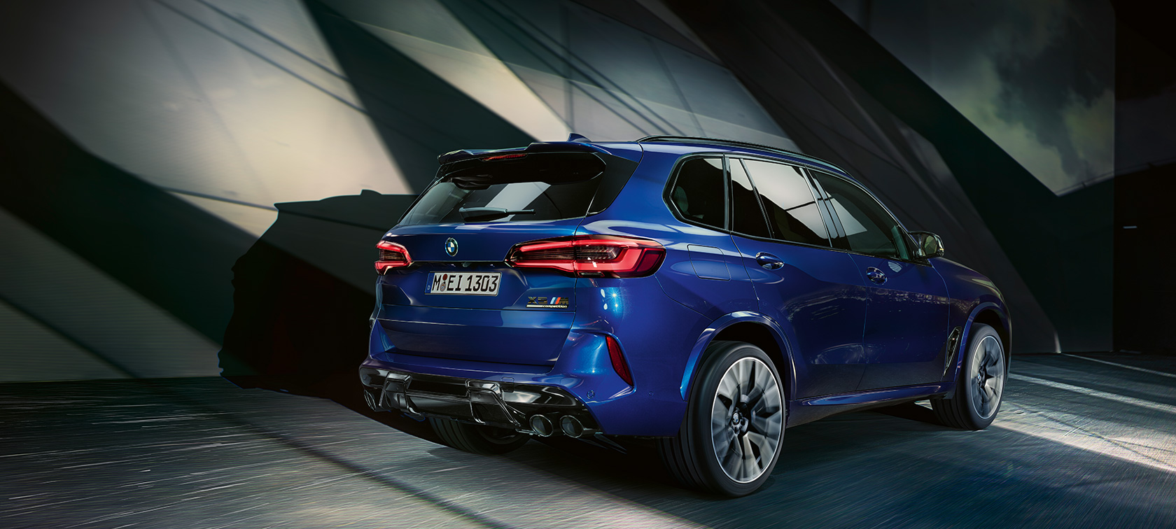 BMW X5 M Competition driekwart achteraanzicht BMW X5 M Competition F95 2020 Marina Bay Blau metallic driekwart achteraanzicht