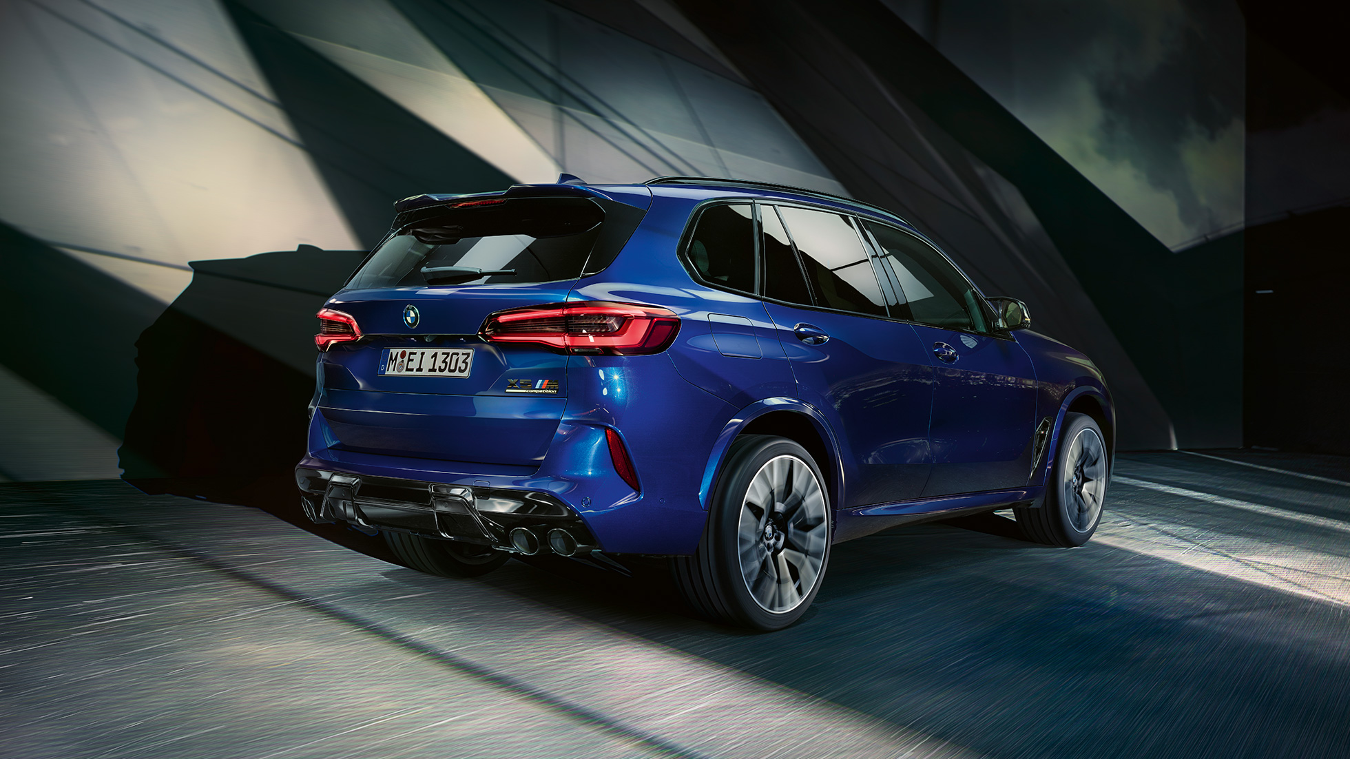 BMW X5 M Competition SUV met M xDrive BMW X5 M Competition SUV met M xDrive F95 2020 Marina Bay Blau metallic driekwart achteraanzicht