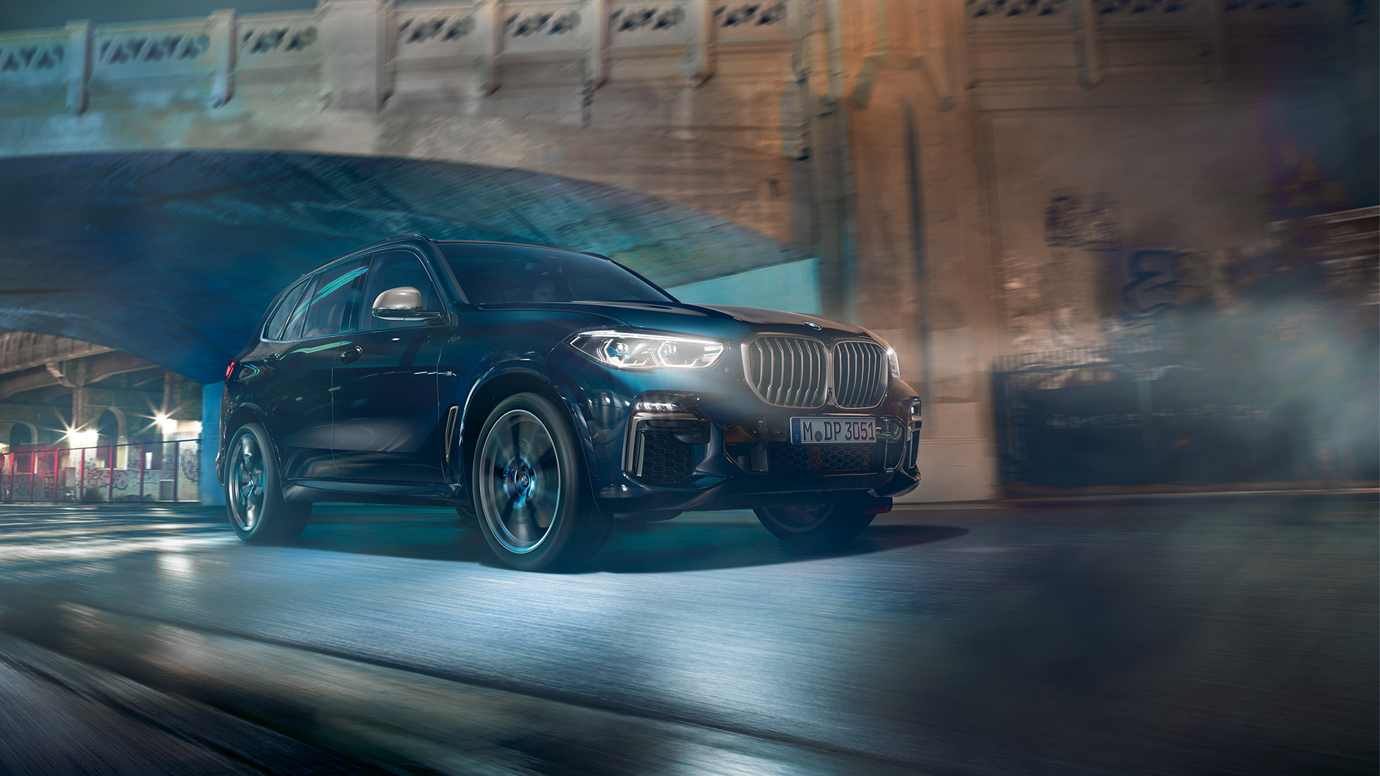 BMW X5 M50i SUV met M TwinPower Turbo V8-benzinemotor BMW X5 M50i SUV met M TwinPower Turbo V8-benzinemotor G05 Carbonschwarz metallic driekwart zijaanzicht