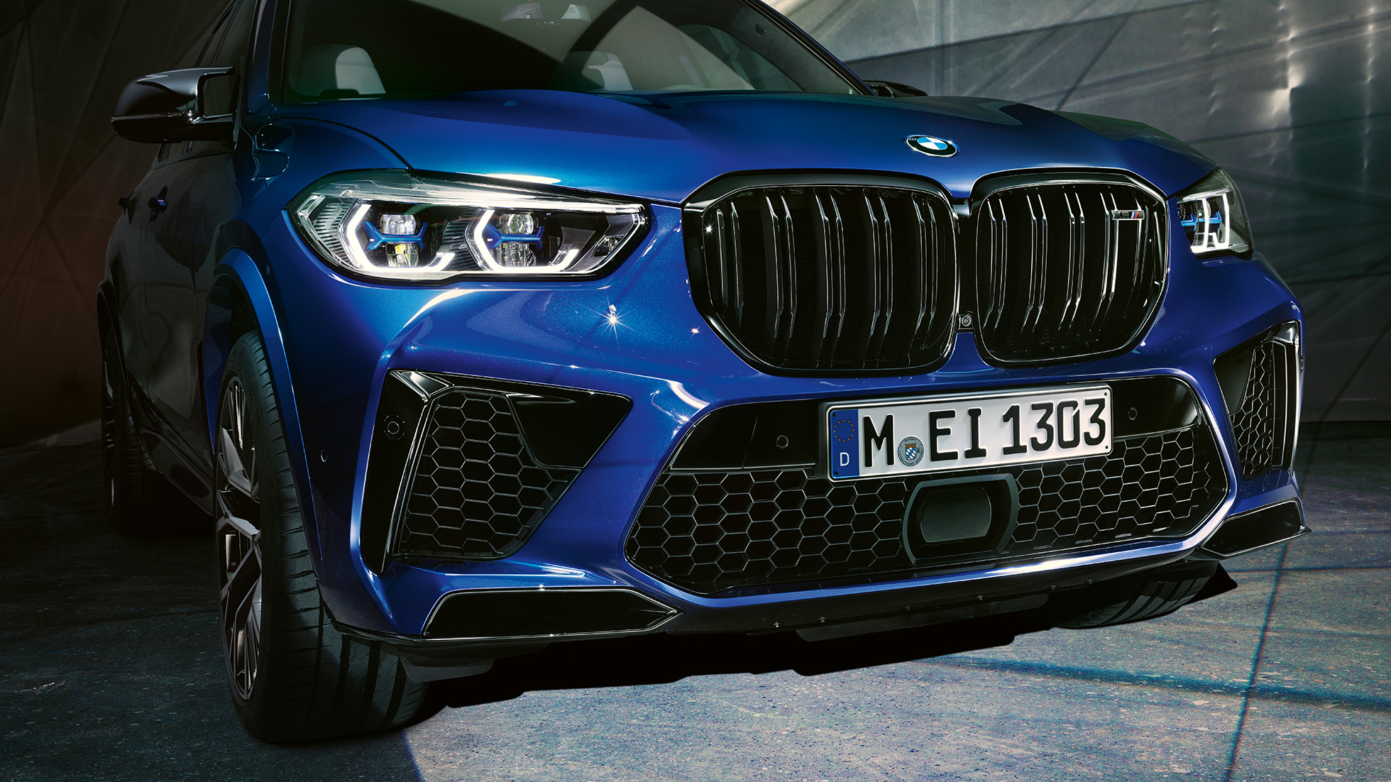 Dubbele M nieren BMW X5 M Competition SUV Dubbele M nieren BMW X5 M Competition SUV F95 Marina Bay Blau metallic close-up voorkant