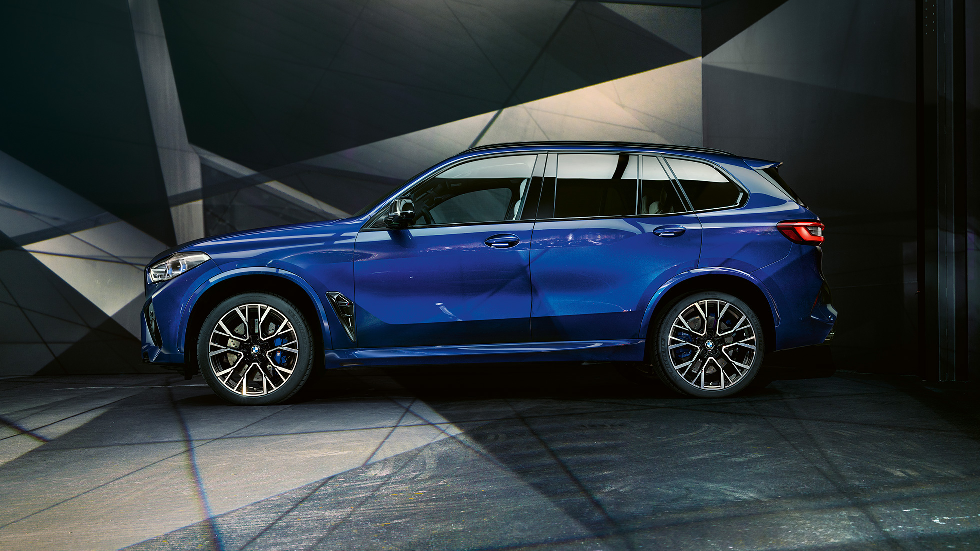 BMW X5 M Competition SUV zijaanzicht BMW X5 M Competition SUV met M lichtmetalen velgen F95 Marina Bay Blau metallic zijaanzicht
