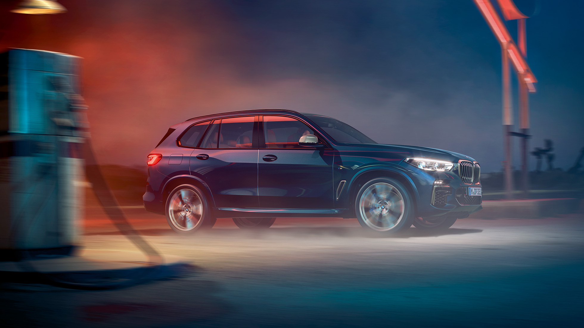 BMW X5 M50i en M50d SUV zijaanzicht BMW X5 M50i en M50d SUV G05 met M lichtmetalen velgen Carbonschwarz metallic zijaanzicht