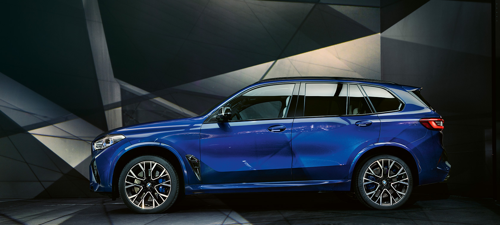 BMW X5 M Competition SUV zijaanzicht BMW X5 M Competition SUV Marina Bay Blau metallic F95 zijaanzicht