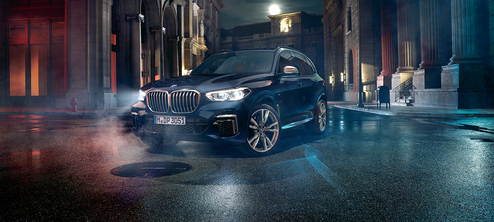 BMW X5 M50i en M50d driekwart vooraanzicht G05 BMW X5 M50i en M50d G05 2018 SUV Carbonschwarz metallic driekwart vooraanzicht