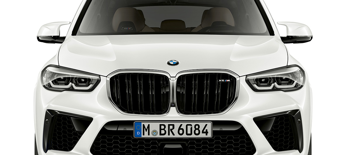 Voorkant BMW X5 M F95 M nieren BMW X5 M Mineralweiß F95 2020 SUV vooraanzicht