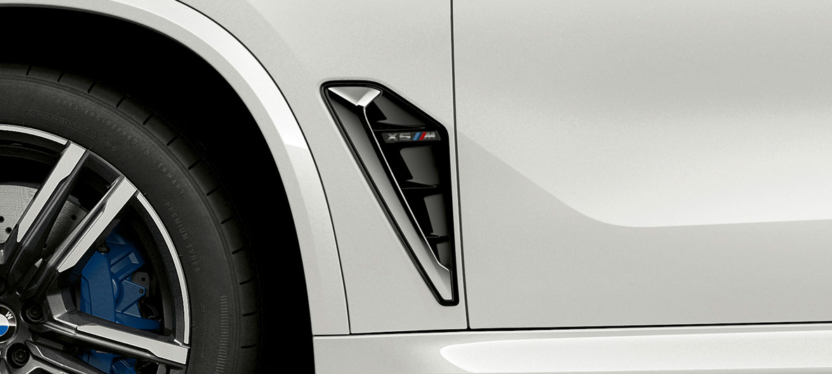 M kieuwen BMW X5 M F95 M kieuwen BMW X5 M Mineralweiß F95 2020 SUV close-up
