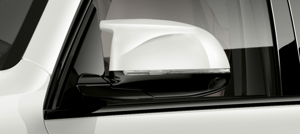 Spiegelbehuizingen BMW X5 M F95 Spiegelbehuizingen BMW X5 M Mineralweiß F95 2020 SUV close-up