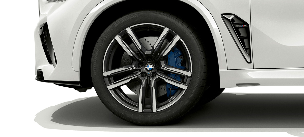 BMW M 21" lichtmetalen velgen Bicolor Orbitgrau BMW X5 M F95 BMW M 21" lichtmetalen velgen Bicolor Orbitgrau BMW X5 M Mineralweiß F95 2020 SUV close-up