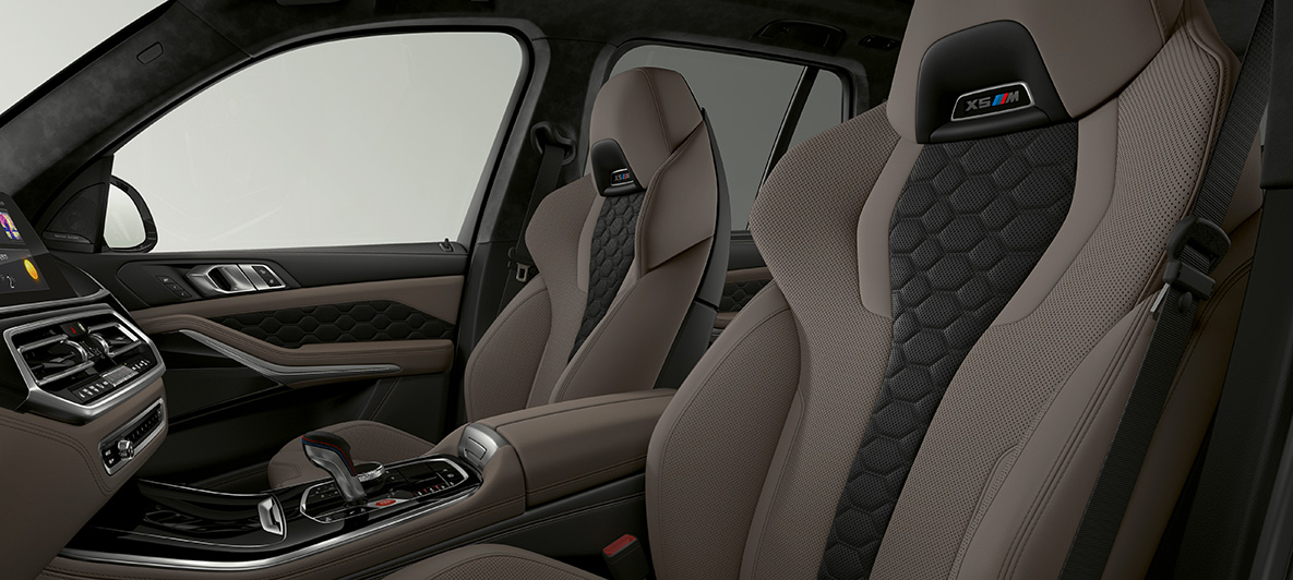 Multifunctionele M zetels BMW X5 M F95 Multifunctionele M zetels met X5 M logo BMW X5 M F95 2020 SUV interieur