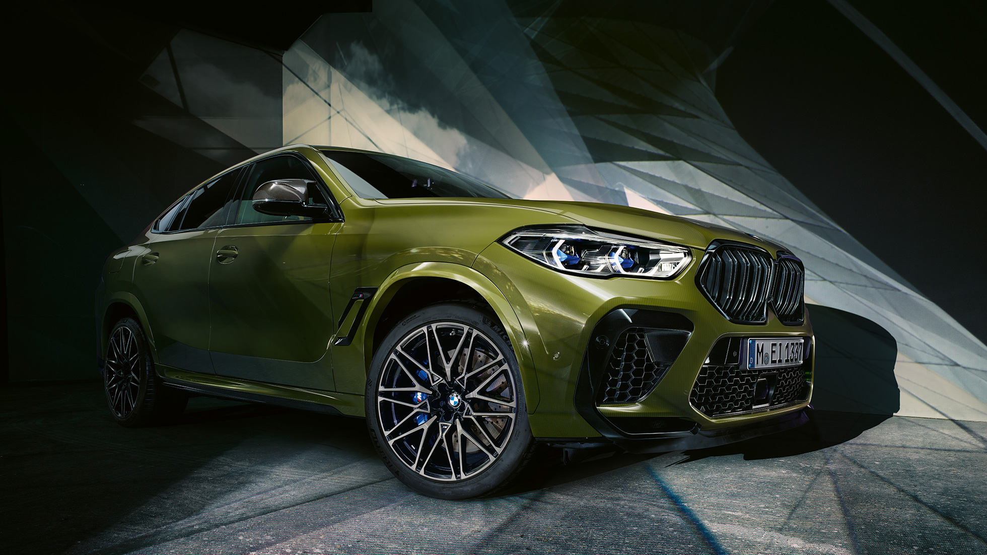Design extérieur de la BMW X6 M Competition SUV F96 Design extérieur de la BMW X6 M Competition SUV F96 2020 en teinte spéciale BMW Individual Urban Green vue de trois quarts face
