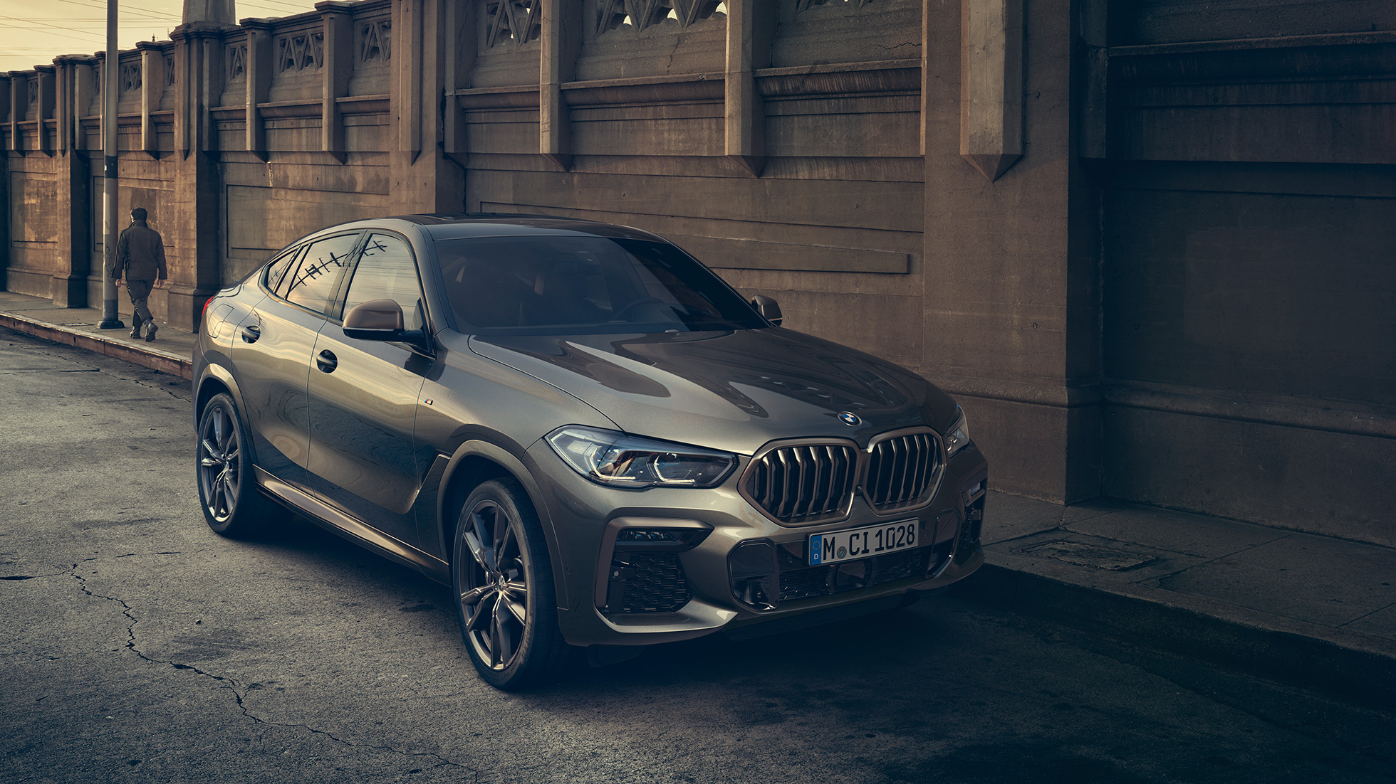 BMW X6 M50i SUV avec moteur essence V8 M TwinPower Turbo. G06 BMW X6 M50i SUV avec moteur essence V8 M TwinPower Turbo, en Manhattan metallic G06, vue de trois quarts de profil