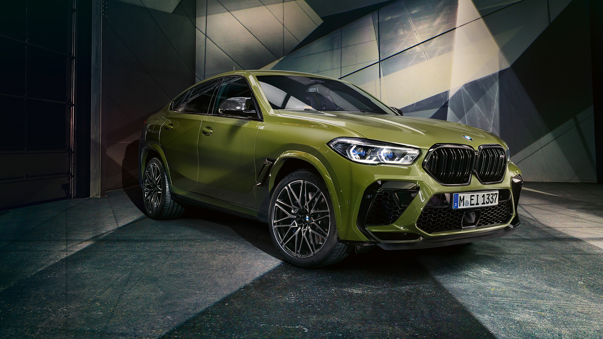 Doubles naseaux M de la BMW X6 M Competition SUV Design extérieur de la BMW X6 M Competition SUV F96 en teinte spéciale BMW Individual Urban Green vue de trois quarts avant