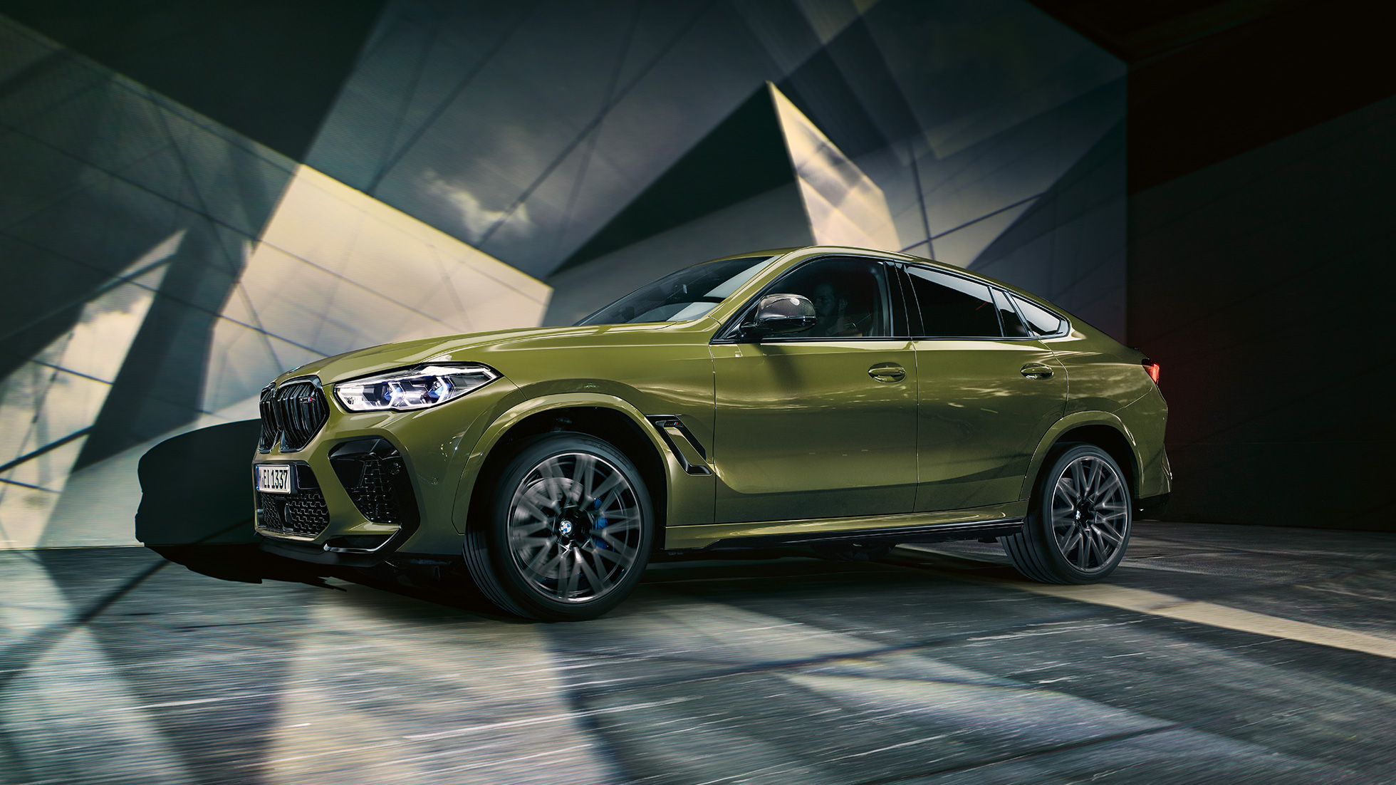 BMW X6 M Competition SUV, vue de profil BMW X6 M Competition SUV avec jantes BMW M en alliage léger F96 en teinte spéciale BMW Individual Urban Green, vue de profil