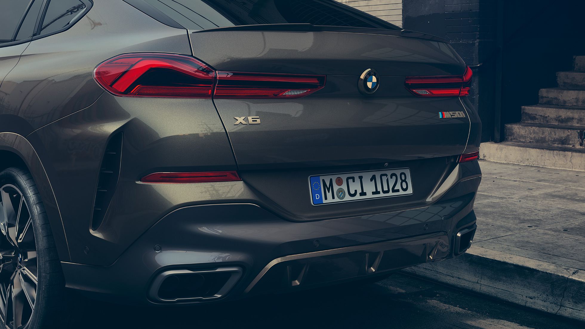 BMW X6 M50i SUV, vue arrière G06 Vue en gros plan de l’arrière de la BMW X6 M50i SUV G06