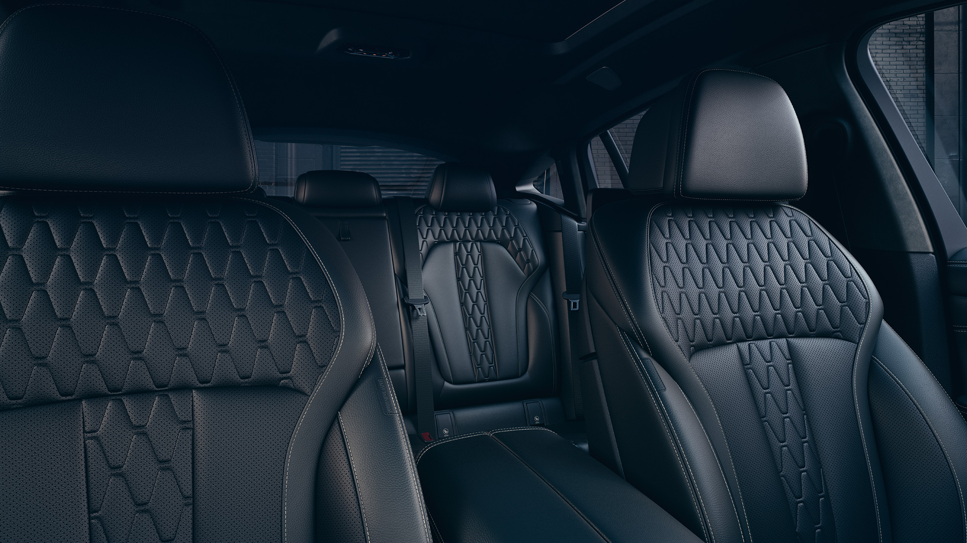 Sièges sport de la BMW X6 M50i M50d SUV G06. Habitacle avec vue sur les sièges sport de la BMW X6 M50i M50d SUV G06.