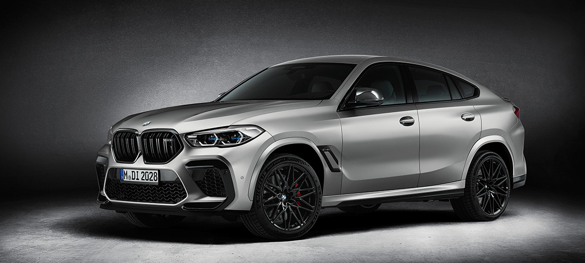 BMW X6 M SUV First Edition F96 2020 Teinte spéciale BMW Individual Frozen Dark Silver metallic matt, vue de trois quarts avant BMW X6 M SUV First Edition F96 2020 Teinte spéciale BMW Individual Frozen Dark Silver metallic matt, vue de trois quarts avant