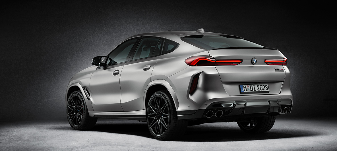 BMW X6 M SUV First Edition F96 2020 Teinte spéciale BMW Individual Frozen Dark Silver metallic matt, vue de trois quarts arrière BMW X6 M SUV First Edition F96 2020 Teinte spéciale BMW Individual Frozen Dark Silver metallic matt, vue de trois quarts arrière
