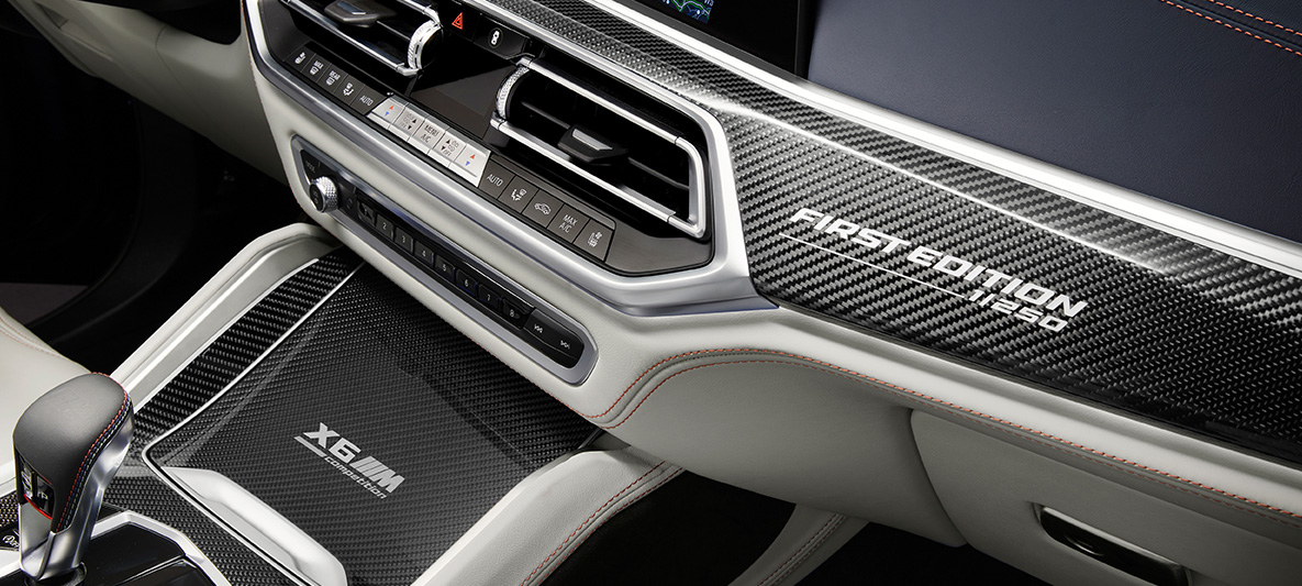 BMW X6 M SUV First Edition F96 2020 Inserts de décoration intérieurs en Carbon Fibre avec inscription "First Edition" BMW X6 M SUV First Edition F96 2020 Inserts de décoration intérieurs en Carbon Fibre avec inscription "First Edition"
