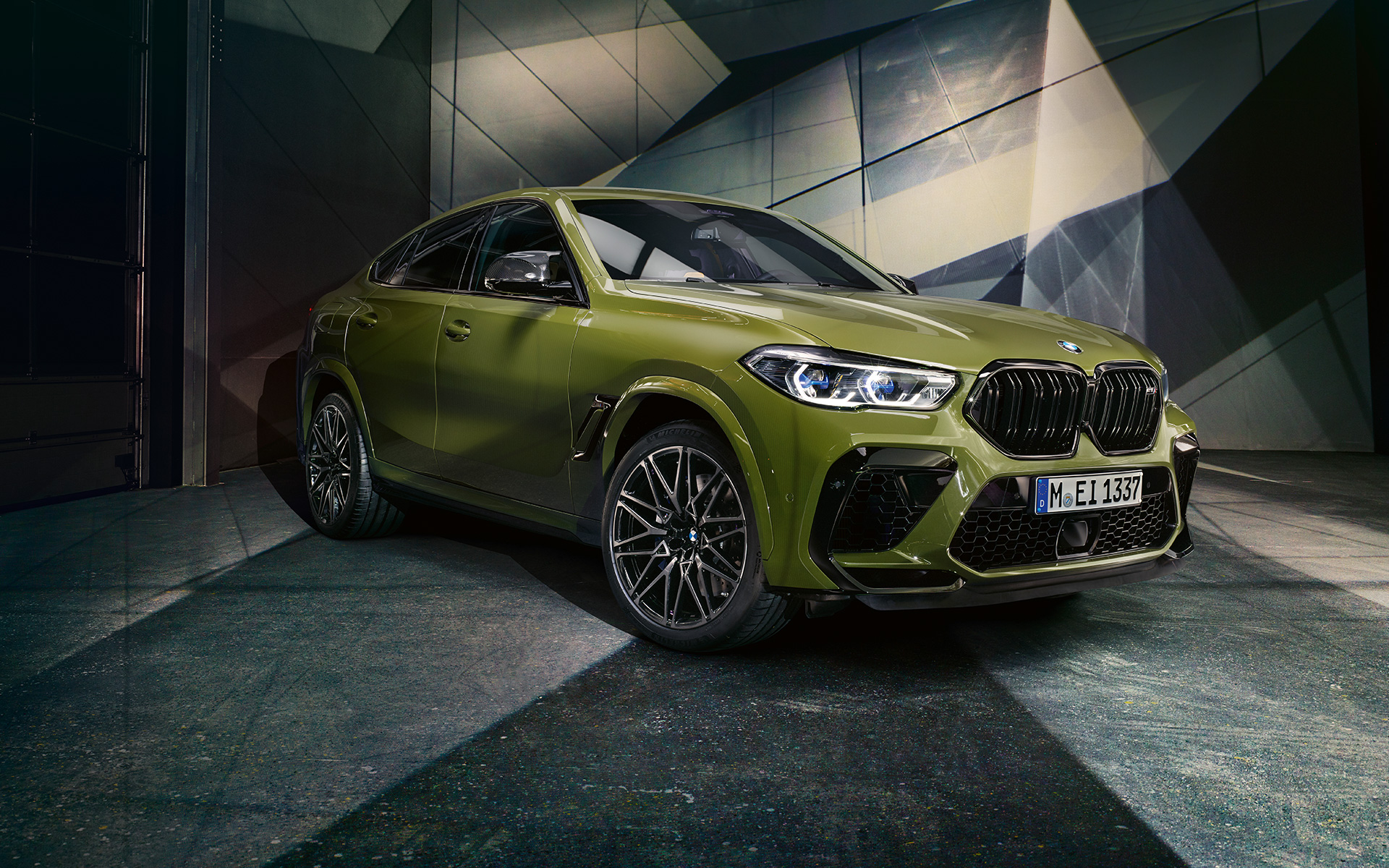 Doubles naseaux M BMW X6 M Competition F96 Design extérieur de la BMW X6 M Competition F96 2020 SUV en teinte spéciale BMW Individual Urban Green vue de trois quarts avant