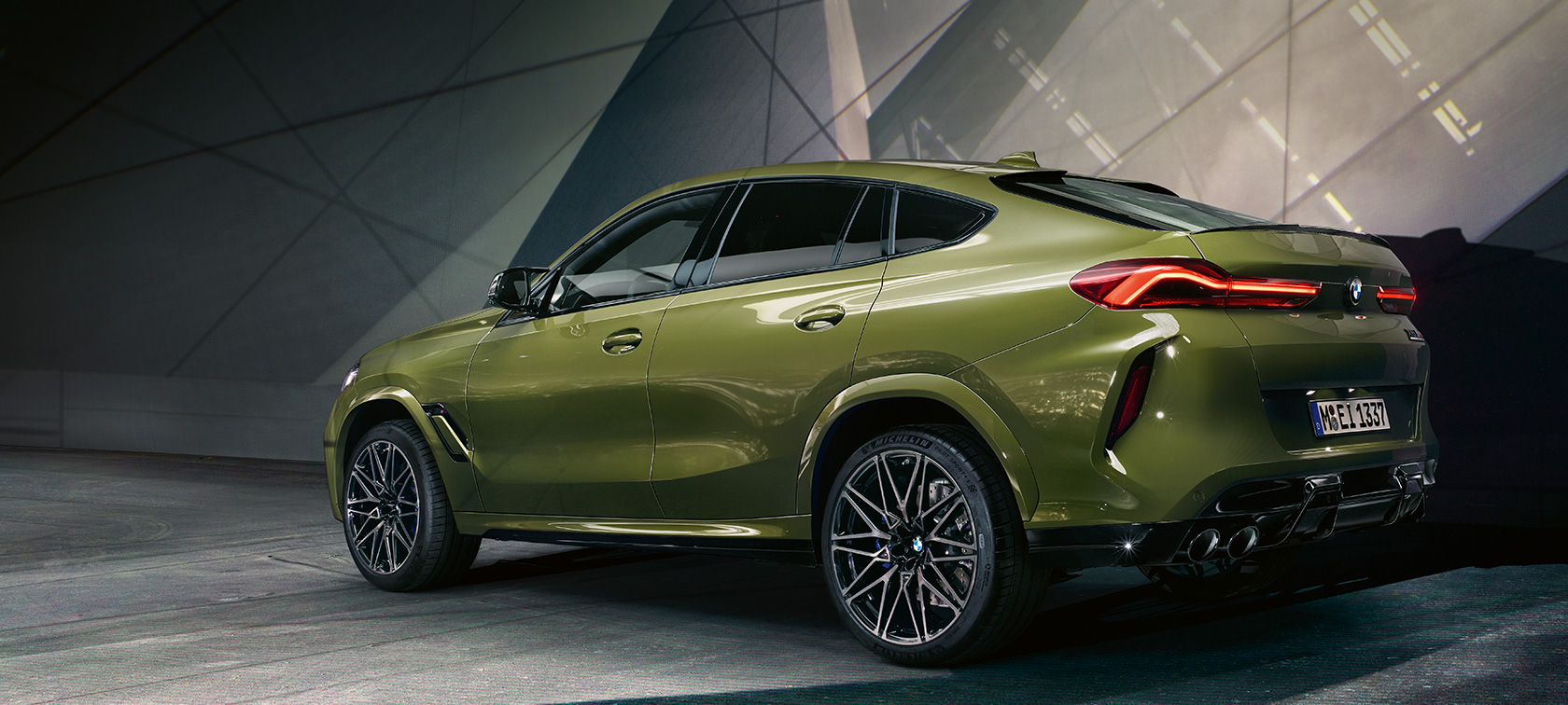BMW X6 M Competition driekwart achteraanzicht F96 BMW X6 M Competition F96 2020 BMW Individual speciale lak Urban Green driekwart achteraanzicht