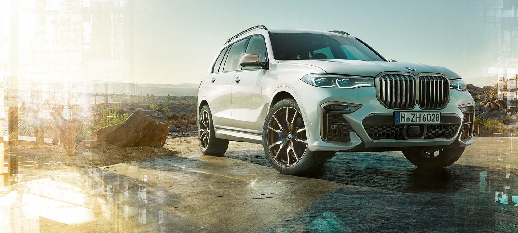 BMW X7 M SUV wagen, driekwart vooraanzicht links BMW X7 M SUV wagen in Mineralweiß, G07, stilstaand, driekwart vooraanzicht links