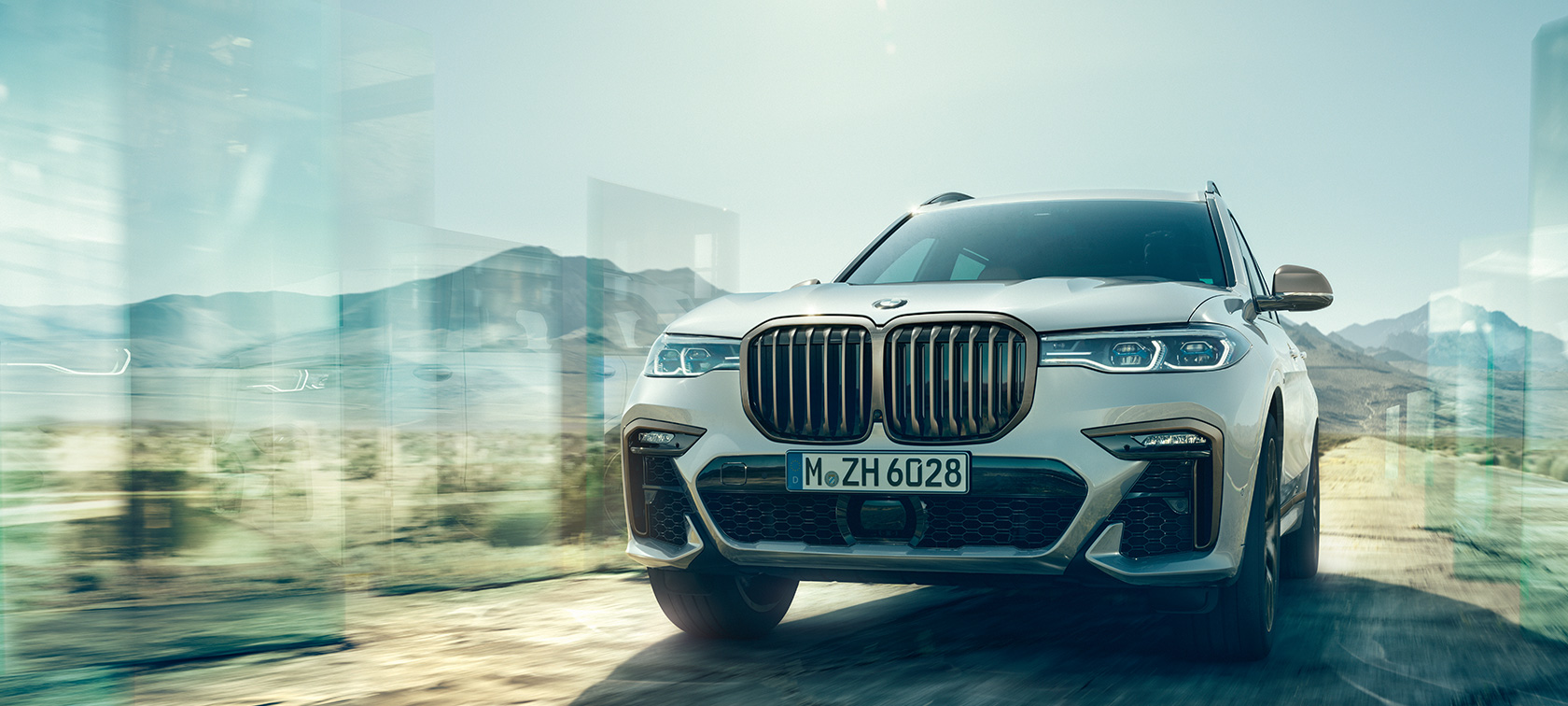 BMW X7 M50i en M50d SUV, vooraanzicht BMW X7 M wagen M50i en M50d SUV in Mineralweiß, G07, stilstaand, vooraanzicht