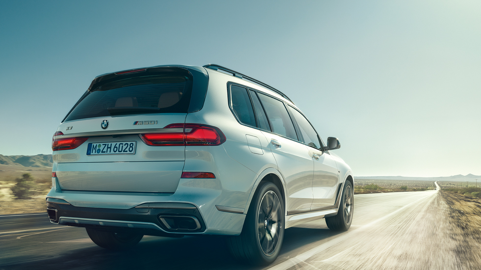 BMW X7 M50i, driekwart achteraanzicht BMW X7 M50i in Mineralweiß, driekwart achteraanzicht, G07, 2019