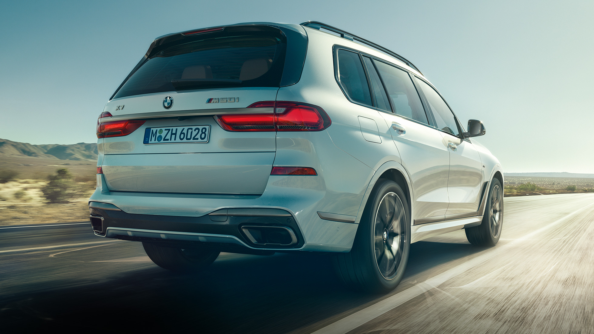 BMW X7 M50i, achteraanzicht BMW X7 M50i in Mineralweiß, rijdend, achteraanzicht, G07, 2019